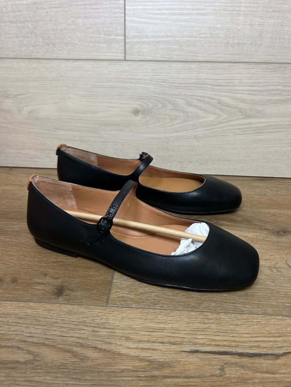 Gentle Souls by Kenneth Cole Wynona Women's Flat Shoes Black Leather 8M